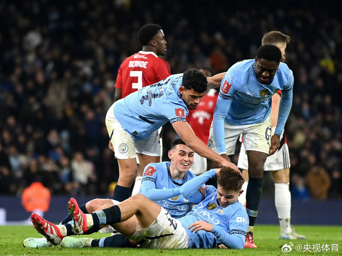 爱游戏中国-包含清晨突围战来临，曼城围绕NBA季后赛刷新队史纪录，管理层满意，训练强度明显提升的词条