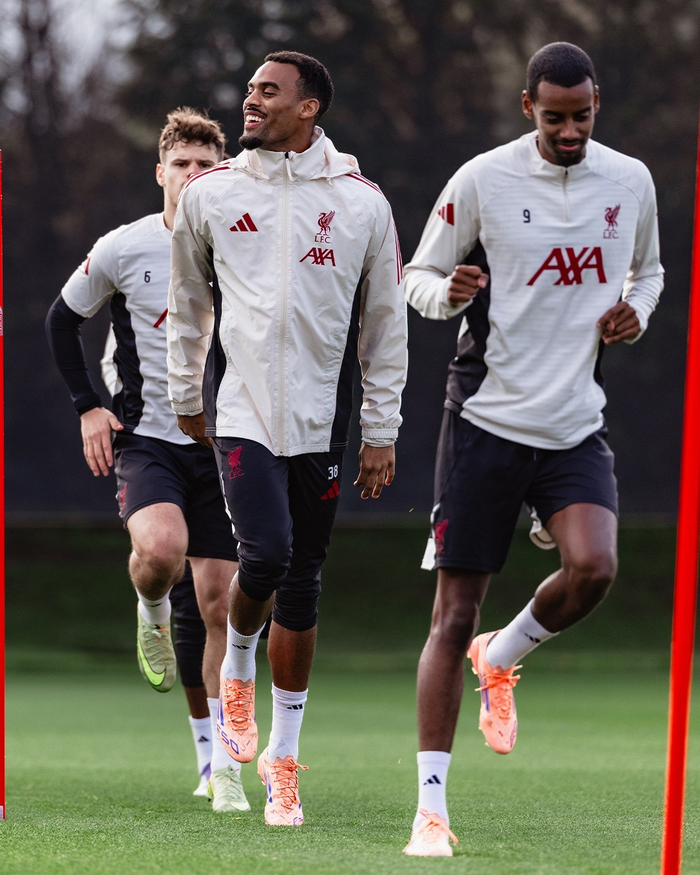 爱游戏中国-利物浦训练开放日；关键时刻防线松动引欢呼；足总杯在即；团队化学反应显著的简单介绍