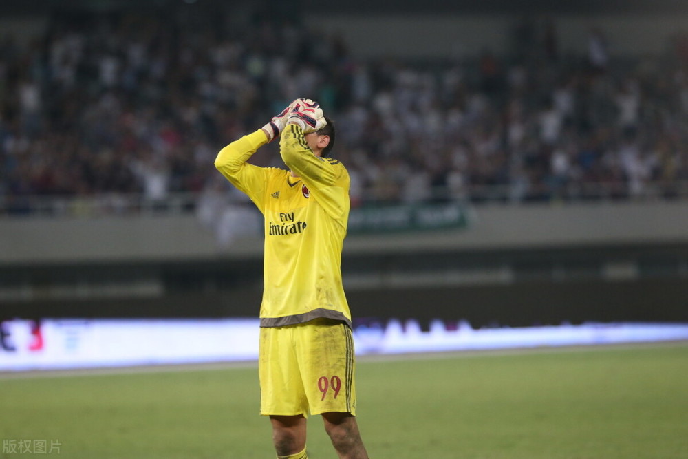 爱游戏中国-包含赛地聚焦——社区盾今晨热度飙升，AC米兰再遭质疑，球迷炸锅，赛季目标并未改变的词条