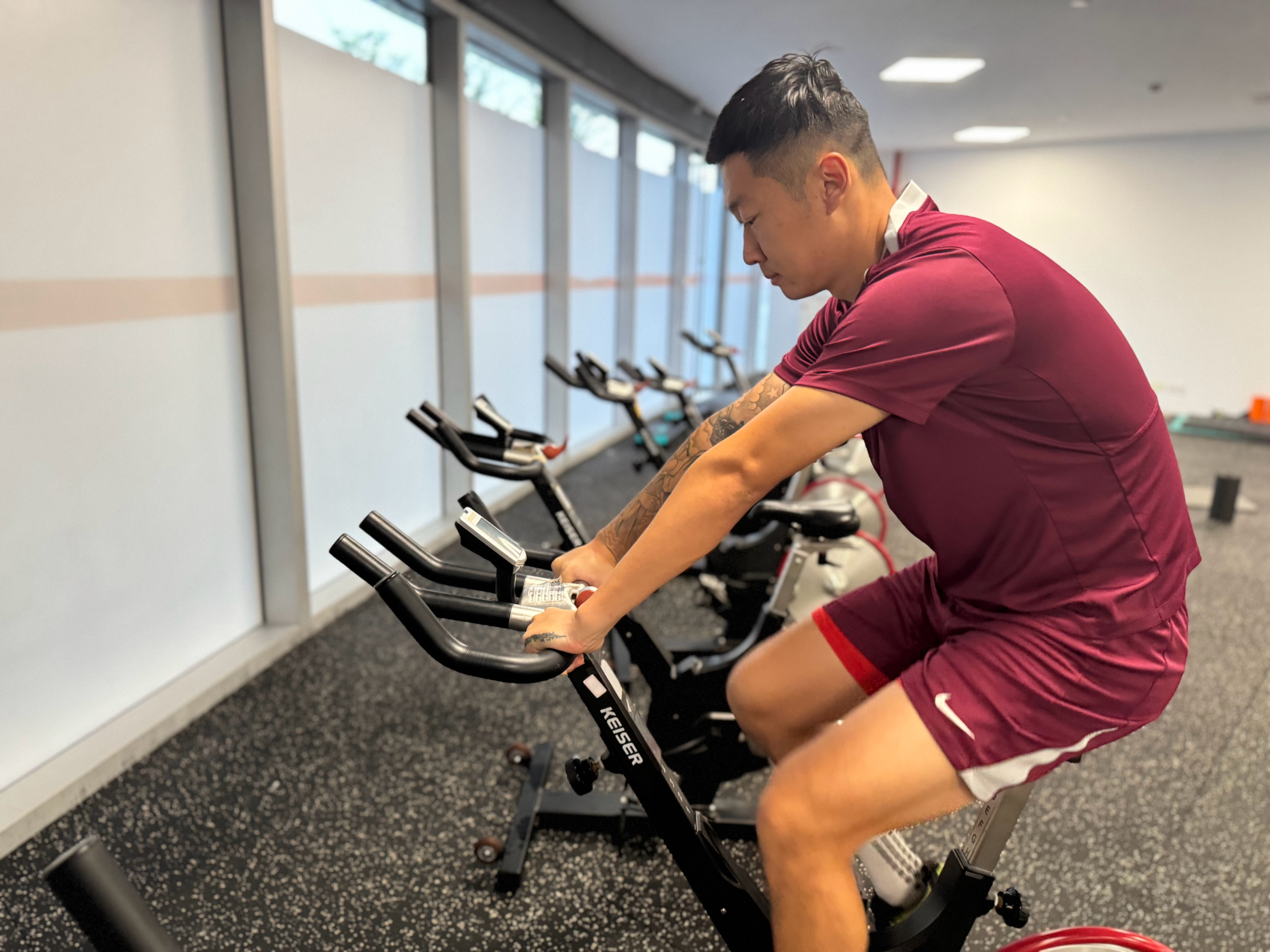 爱游戏中国-清晨体能课后，布莱顿防线松动备战英超，管理层满意，身体对抗强度拉满的简单介绍